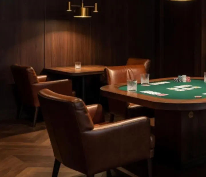Kameralny Card Lounge w restauracji Wonderstar s. r. o. z fotelami i stołem pokerowym